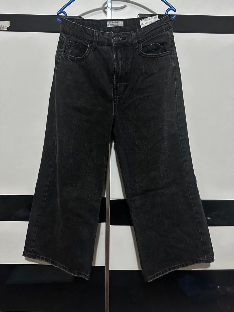 Bershka denim pants culottes (Category: Jeans) located in Quezon City. Submitted by brookslide (Listing ID 1390742137, Image 1). Description: In excellent condition Size is 28 Can send more photos Culottes type na pants.