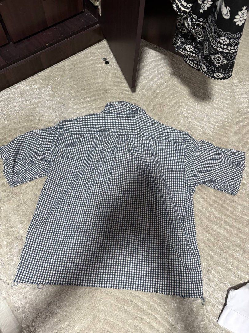 Button up (Category: Shirts) located in Singapore. Submitted by justmilo (Listing ID 1390688376, Image 2). Description: Cropped button up Not into fashion anymore.