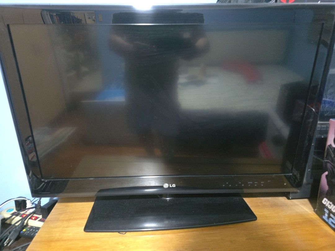Defective TV (Category: TV) located in Quezon City. Submitted by rabbittt75 (Listing ID 1390739059, Image 1). Description: TV will suddenly black out.