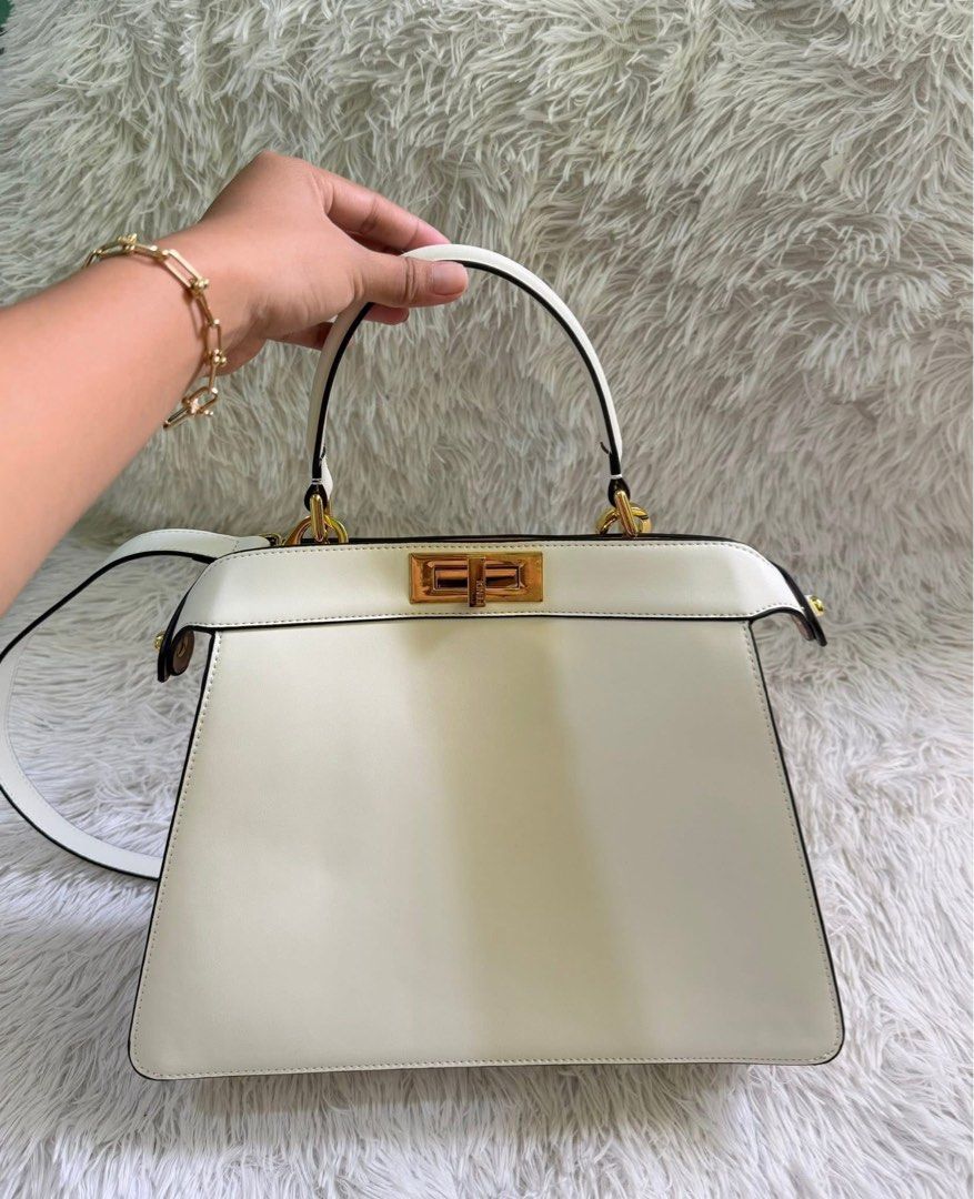 Fendi Peekaboo Medium size (Category: Luxury Bags & Wallets) located in Santiago. Submitted by mssdaisy (Listing ID 1390768356, Image 1). Description: No issue inside & out Free sf With sling.