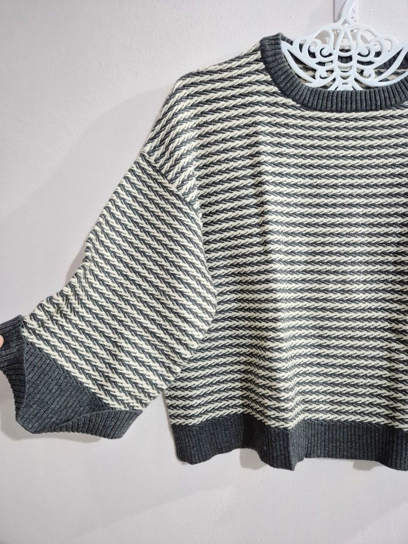 GU Uniqlo Cropped Knit Blouse (Category: Blouses) located in Pasig City. Submitted by rialuna_fire (Listing ID 1390646716, Image 2). Description: .
