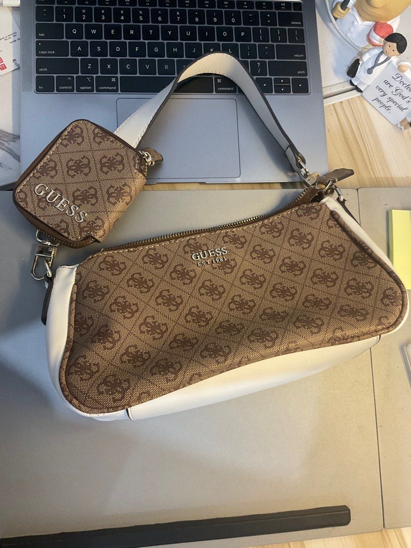 GUESS KAMRYN SHOULDER BAG 💕 (Category: Shoulder Bags) located in Manila. Submitted by nduckling (Listing ID 1390720323, Image 1). Description: Original Guess Kamryn shoulder Bag 💕 ✅ card holder included: hindi nagamit design lang 🙈 ✅ gold hardwares still good ✅ structure and leather all goods. Except sa last 3 photos: - straps with cracks BUT NOT PEALING signs of usage lang talaga - corners near straps attachment nagbakbak pero hindi derederet