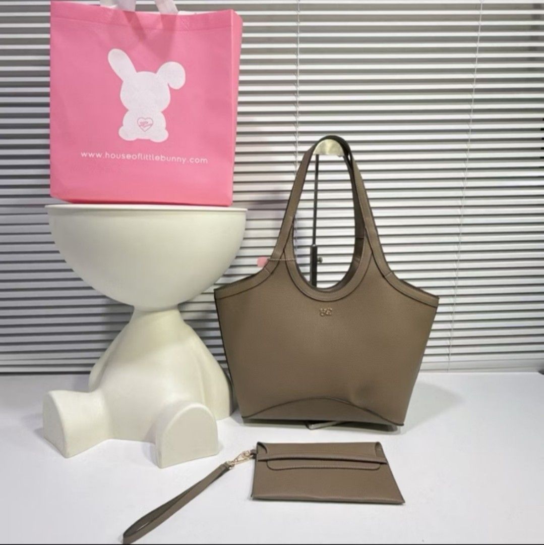 Holb Soleil 30 Taupe Leather Bag (Category: Luxury Bags & Wallets) located in Alaminos. Submitted by sheinrose.ph (Listing ID 1390700153, Image 1). Description: BRANDNEW WITH ECOBAG NEUTRAL COLOR LARGE SIZE GANDA NETO ACTUAL, VERY SPACIOUS.