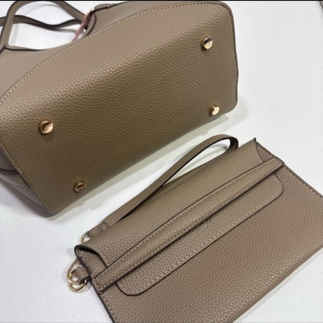 Holb Soleil 30 Taupe Leather Bag (Category: Luxury Bags & Wallets) located in Alaminos. Submitted by sheinrose.ph (Listing ID 1390700153, Image 3). Description: BRANDNEW WITH ECOBAG NEUTRAL COLOR LARGE SIZE GANDA NETO ACTUAL, VERY SPACIOUS.