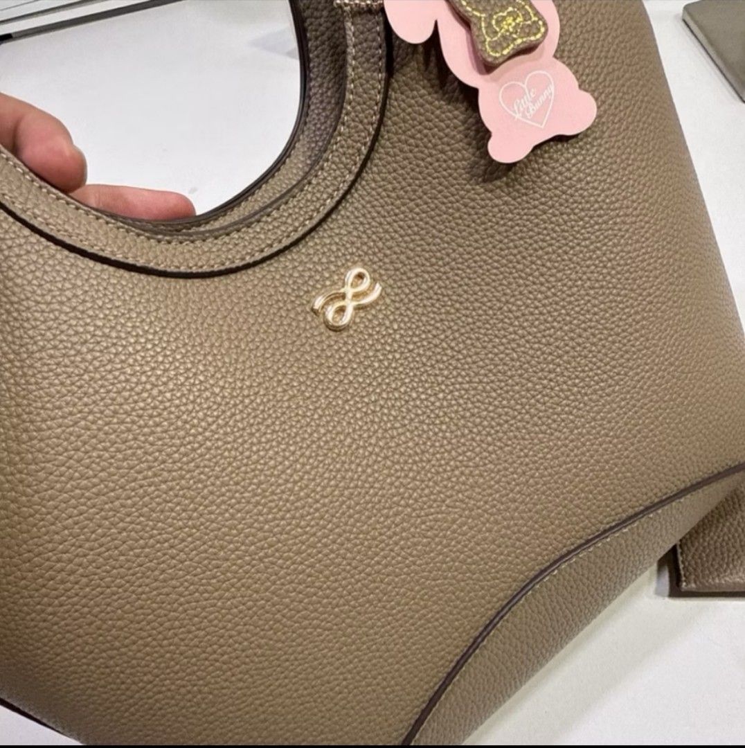 Holb Soleil 30 Taupe Leather Bag (Category: Luxury Bags & Wallets) located in Alaminos. Submitted by sheinrose.ph (Listing ID 1390700153, Image 2). Description: BRANDNEW WITH ECOBAG NEUTRAL COLOR LARGE SIZE GANDA NETO ACTUAL, VERY SPACIOUS.
