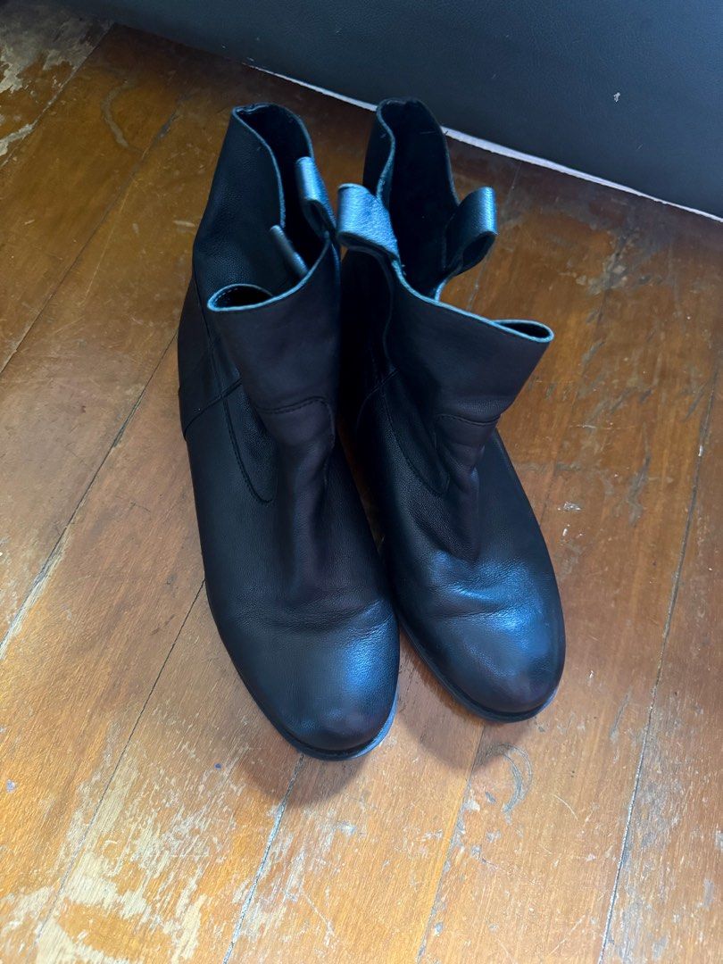 Leather boots (Category: Boots) located in Pasig City. Submitted by heydeclutterist2nd (Listing ID 1390641217, Image 2). Description: Staccato Genuine Leather Boots Size 6 In good condition .