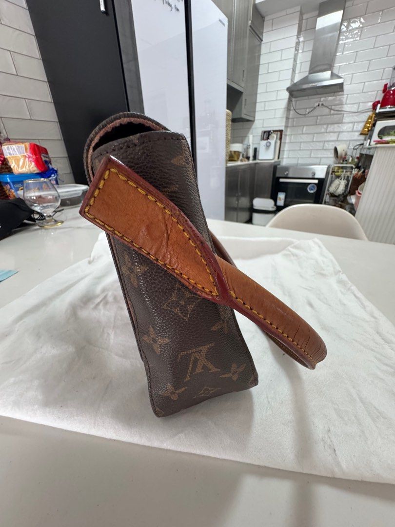 Louis Vuitton Looping MM (Category: Luxury Bags & Wallets) located in Tagaytay City. Submitted by decluterring01mum (Listing ID 1390659022, Image 2). Description: Louis Vuitton Looping MM - Single short handle, flap closure Vintage find No code NGA Japan source .