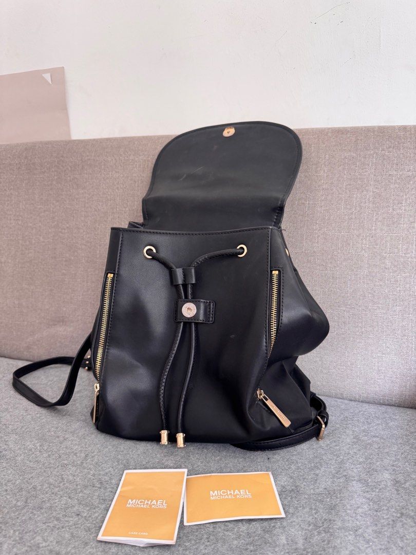 Michael Kors Backpack leather (Category: Luxury Bags & Wallets) located in Caloocan City. Submitted by jelshandeclutters (Listing ID 1390649894, Image 2). Description: - AUTHENTIC (bought from US Pasabuy for Php 7,500 would show screenshots just pm) - Can fit my Ipad Air 3 & spacious - Issues posted (but not noticeable since they're hidden) - Leather is still in pristine condition -Manage your expectation since the bag is preloved .