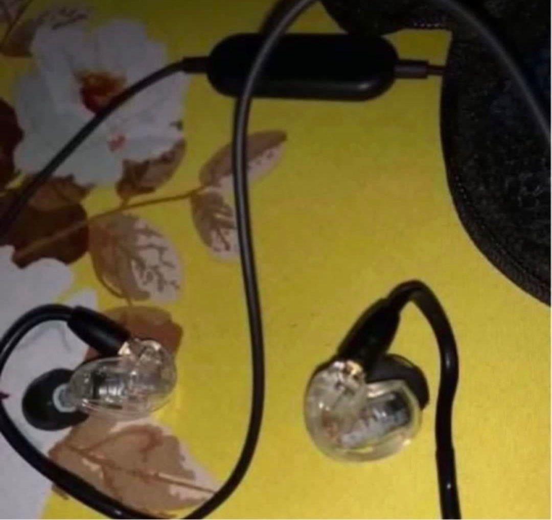 original shure earphone (Category: Headphones & Headsets) located in Pasay City. Submitted by taptooload (Listing ID 1390682793, Image 3). Description: Shure headset 100% original from u.s Almost new provides immersive sound that turns your commute into a concert and your workout into the discovery of new musical dimensions. High resolution sounds.