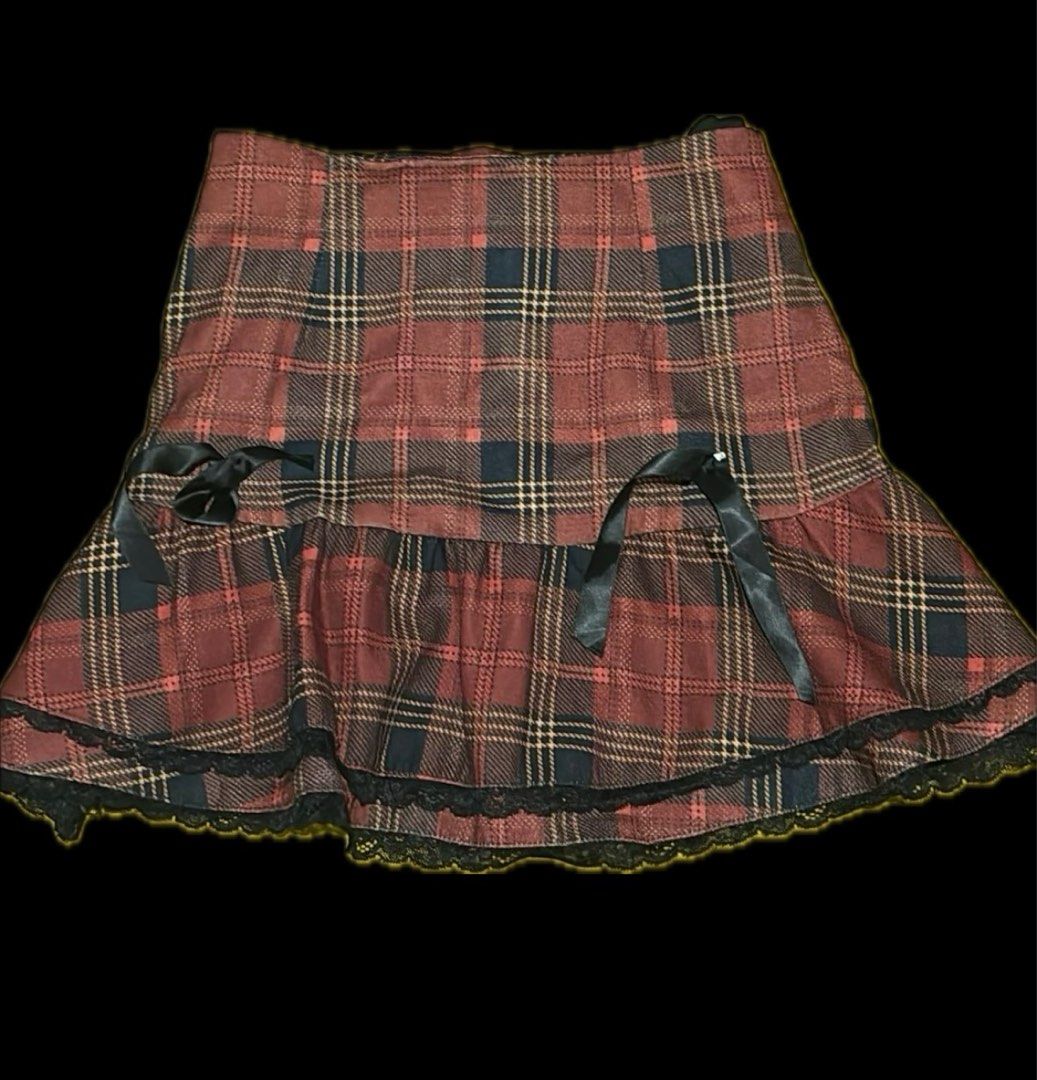 Plaid Red and Black Skirt with Inner (Category: Skirts) located in Quezon City. Submitted by serinepreloved (Listing ID 1390682688, Image 1). Description: - Never been used - Size: Waist 26, Length 15 inches .