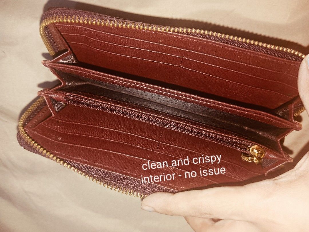 SALE Branded Wallets Bundle - With issues (Category: Luxury Bags & Wallets) located in Manila. Submitted by jo_shinmura (Listing ID 1390706209, Image 3). Description: Portfolio by Esquire Maroon Patent Leather Wallet Paola Del Lungo Printed PVC and Leather Wallet.