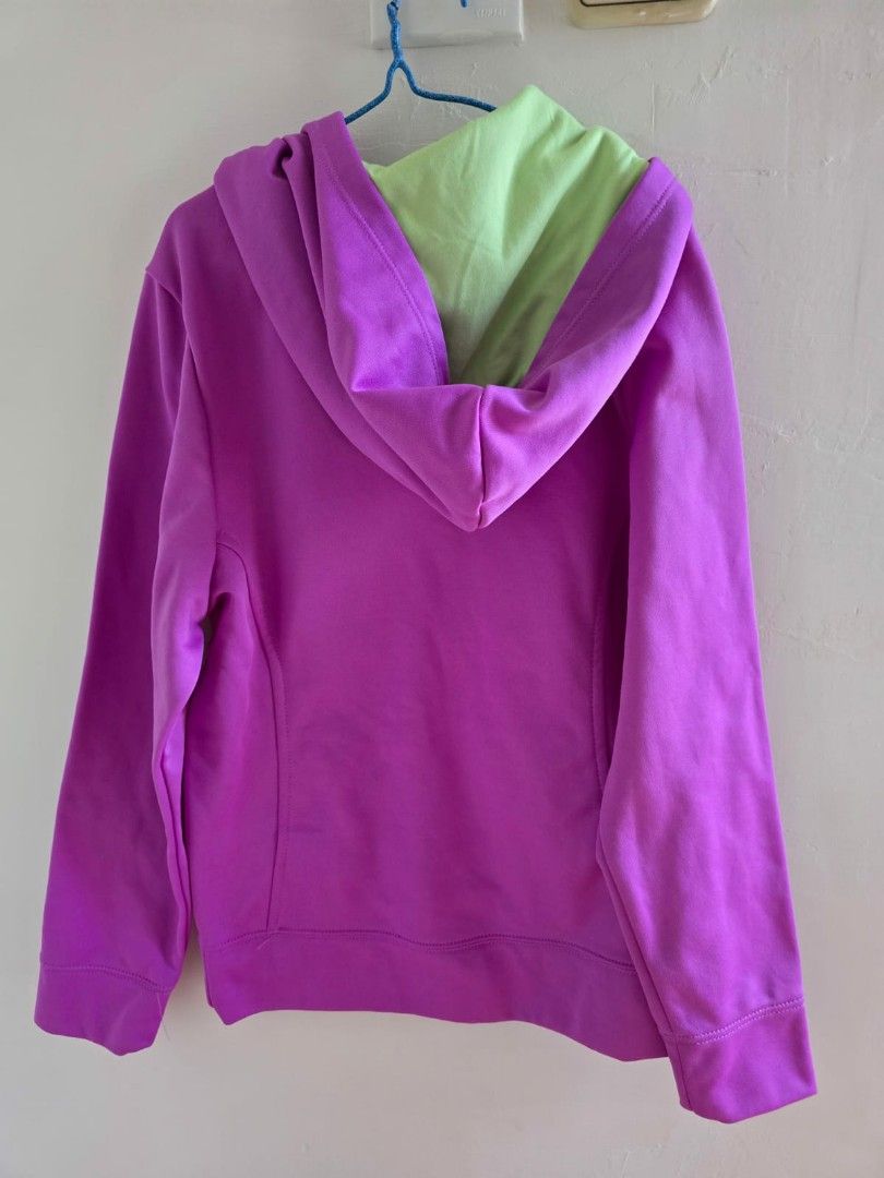 全新The North Face 女童連帽外套 （分類：嬰兒及小童流行時尚）位於 Hong Kong。 由 happytrade99285 提交（商品編號 1390782491，圖片 2）。簡介： The North Face 女童連帽外套，紫色，內襯綠色。正面印有「Never Stop Exploring」字樣。尺寸為M/M，適合10/12歲的女孩。外套背面為純紫色，有口袋設計。內側有品牌標籤。。