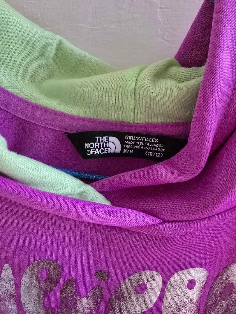 全新The North Face 女童連帽外套 （分類：嬰兒及小童流行時尚）位於 Hong Kong。 由 happytrade99285 提交（商品編號 1390782491，圖片 3）。簡介： The North Face 女童連帽外套，紫色，內襯綠色。正面印有「Never Stop Exploring」字樣。尺寸為M/M，適合10/12歲的女孩。外套背面為純紫色，有口袋設計。內側有品牌標籤。。