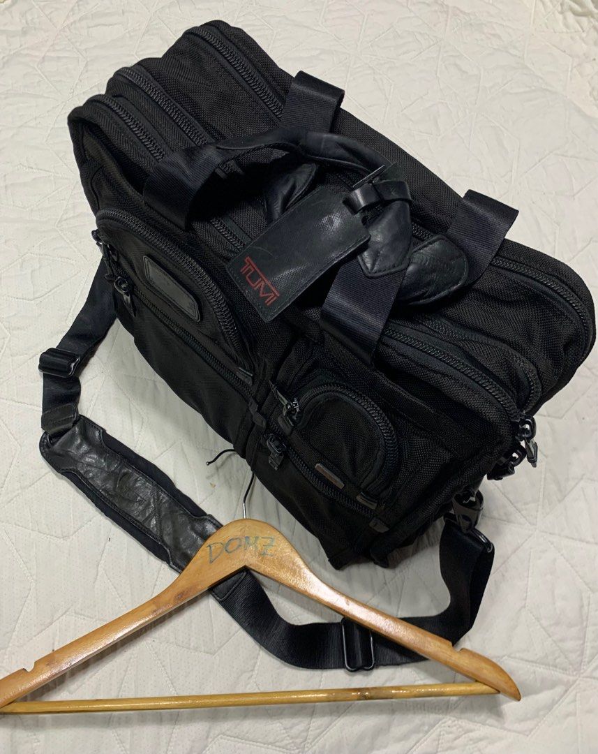 TUMI BRIEFCASE LEATHER BUSINESS BAG (Category: Briefcases) located in Polomolok. Submitted by domingthriftclothes (Listing ID 1390751169, Image 1). Description: .