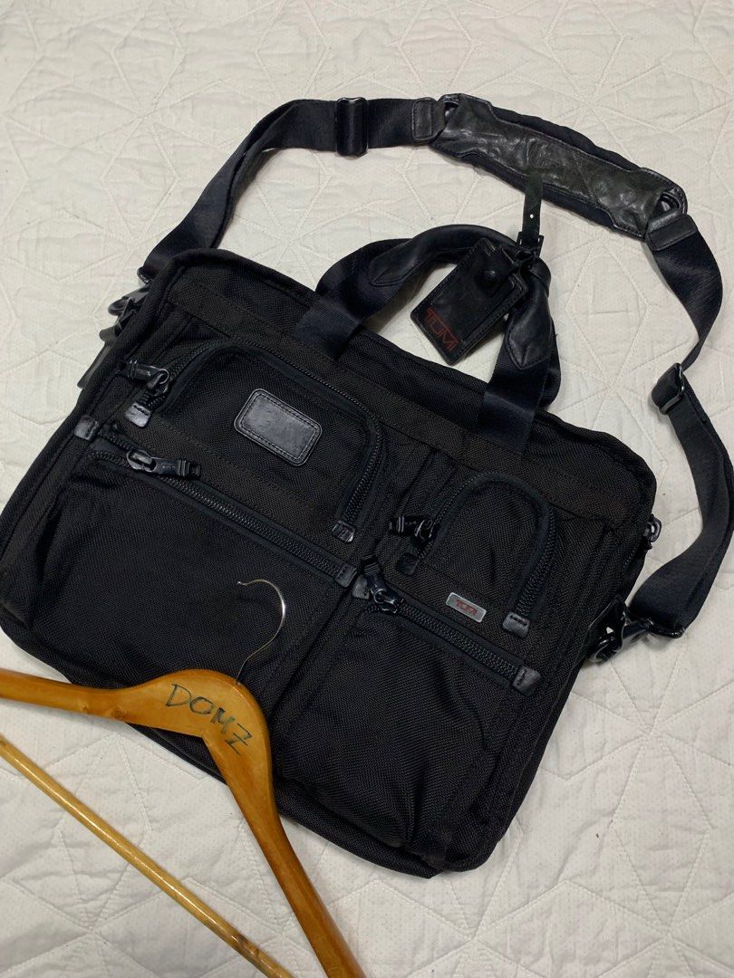 TUMI BRIEFCASE LEATHER BUSINESS BAG (Category: Briefcases) located in Polomolok. Submitted by domingthriftclothes (Listing ID 1390751169, Image 3). Description: .