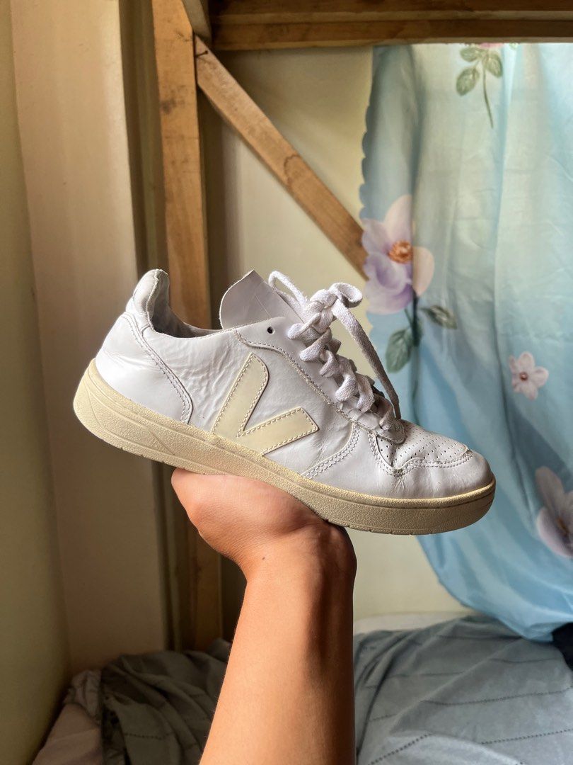 VEJA V-90 (Category: Sneakers) located in Molave. Submitted by hared_dos (Listing ID 1390625101, Image 1). Description: .