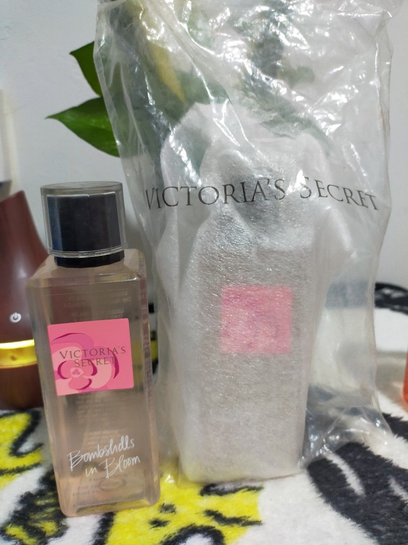 Victoria's Secret Boshells in Bloom 250 Ml (Category: Fragrance & Deodorants) located in Cavite. Submitted by care20 (Listing ID 1390724902, Image 1). Description: Original Made in US medyo na stock lang ito kaya ganyan yong plastic niya.