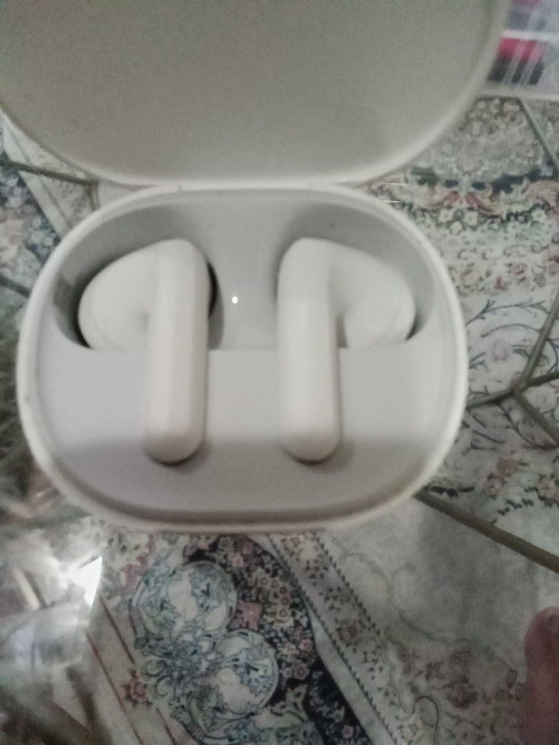 White Wireless Earbuds63912258615171111