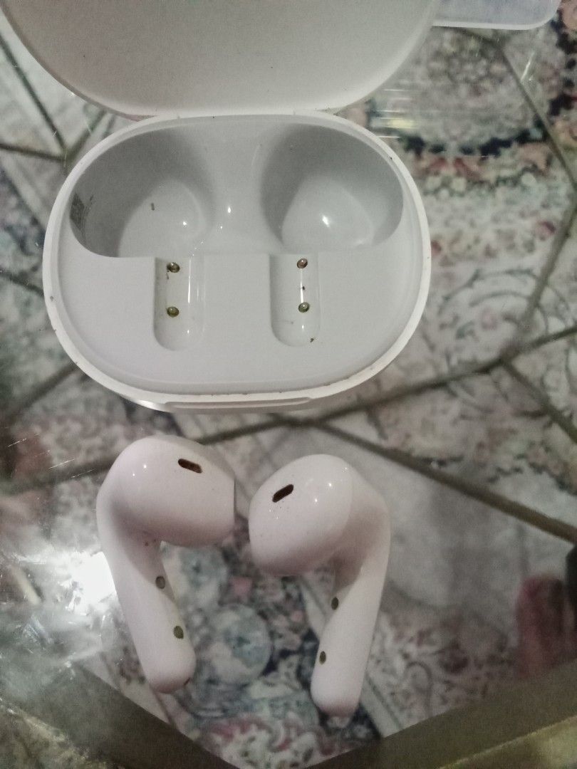 White Wireless Earbuds63912258615171112