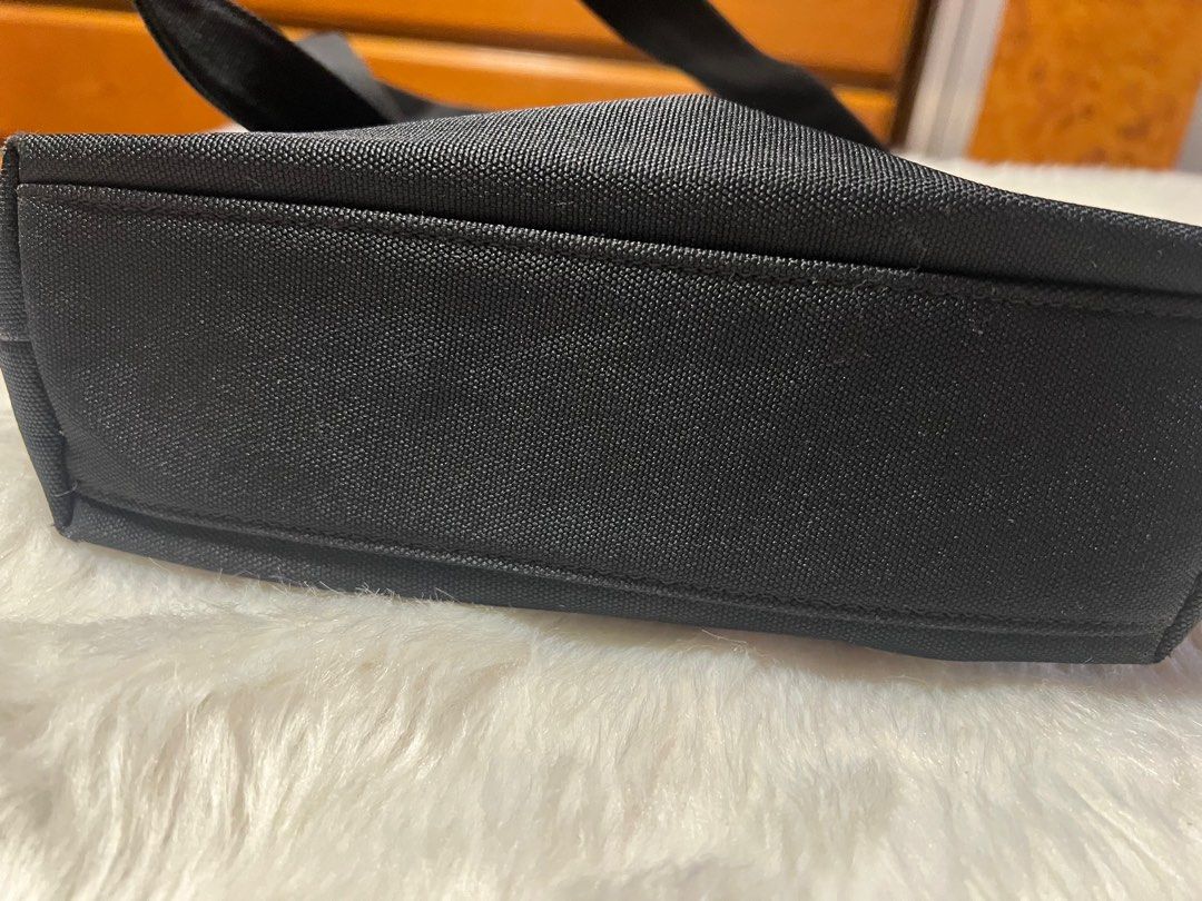 90s Esprit shoulder bag (Category: Luxury Bags & Wallets) located in Manila. Submitted by joycevchua (Listing ID 1390902546, Image 3). Description: 90s Vintage Esprit shoulder bag - 0 flaws - signs of usage - RFS decluttering.
