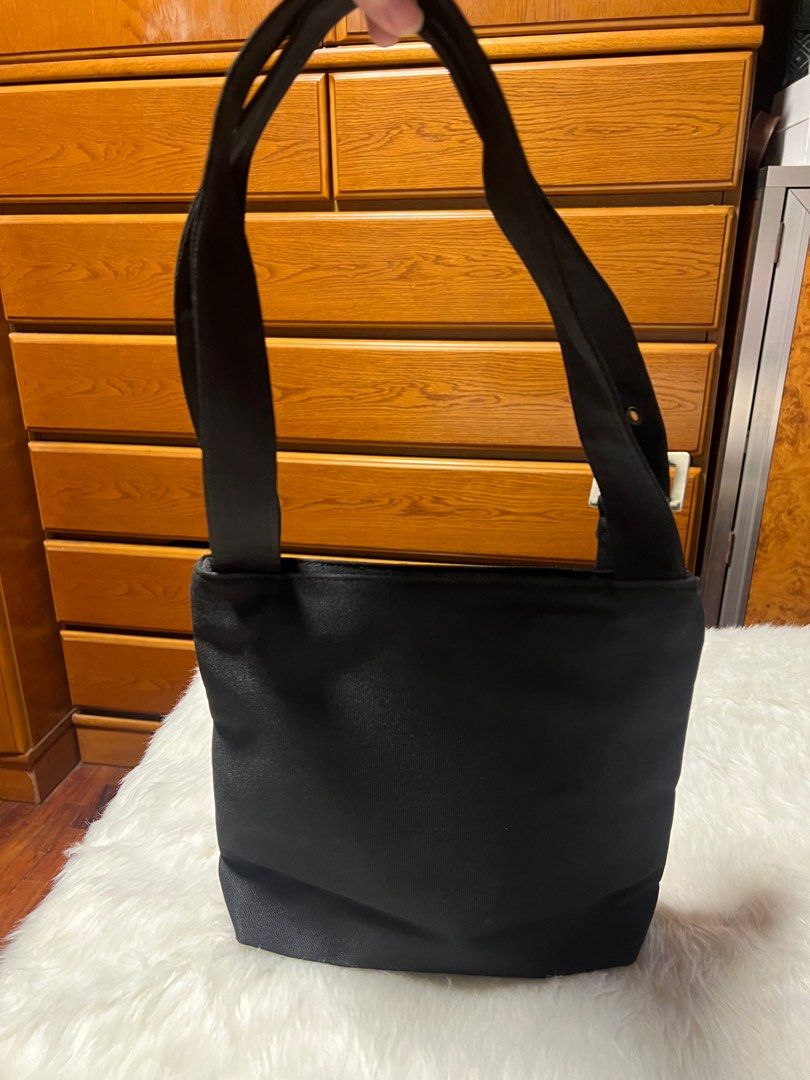 90s Esprit shoulder bag (Category: Luxury Bags & Wallets) located in Manila. Submitted by joycevchua (Listing ID 1390902546, Image 2). Description: 90s Vintage Esprit shoulder bag - 0 flaws - signs of usage - RFS decluttering.