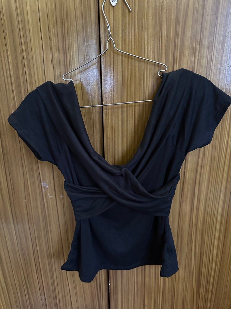 Black off shoulder top (Category: Blouses) located in Cainta. Submitted by ree_declutters (Listing ID 1390811712, Image 3). Description: Not yet worn, too big on me Can be off shoulder or not Black cross top, casual and semi formal Model measurements: Height: 5ft Bust: 30inch / 76cm Waist: 25.5inch / 65cm Hips: 33 inch / 84cm *model has a short torso.