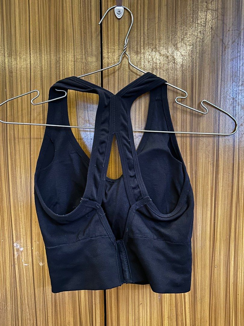 Black sports bra (Category: Activewear) located in Cainta. Submitted by ree_declutters (Listing ID 1390810082, Image 3). Description: Black sports bra Foam is a bit worn out but replaceable Model measurements: Height: 5ft Bust: 30inch / 76cm Waist: 25.5inch / 65cm Hips: 33 inch / 84cm *model has a short torso .
