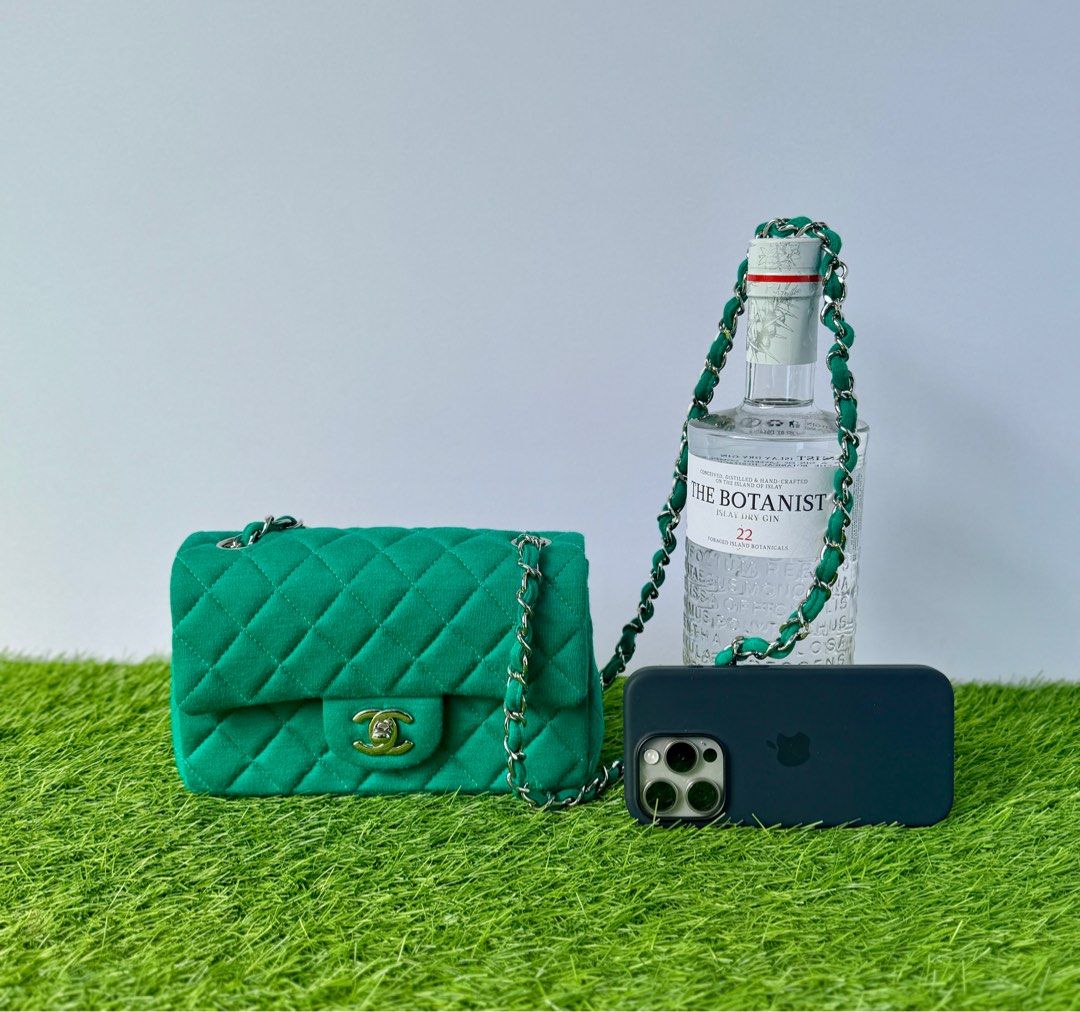 Chanel Jersey Quilted Mini Rectangular Flap (Category: Luxury Bags & Wallets) located in San Nicolas. Submitted by frenex15 (Listing ID 1390958287, Image 1). Description: .
