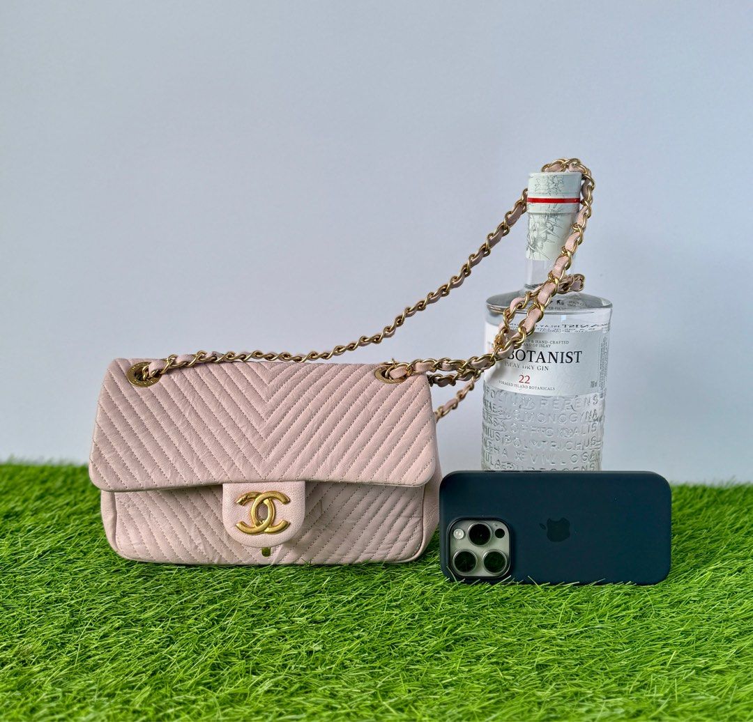 Chanel Soft Pink Aged Calfskin Chevron (Category: Luxury Bags & Wallets) located in San Nicolas. Submitted by frenex15 (Listing ID 1390958417, Image 1). Description: .