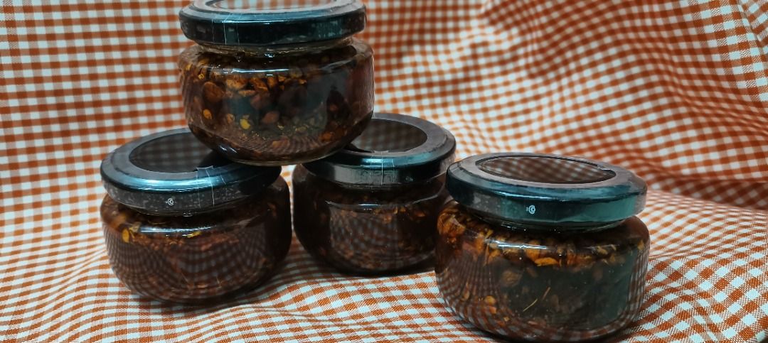 Chili Garlic for sale (Category: Spice & Seasoning) located in Makati City. Submitted by dthmsgonline (Listing ID 1390883765, Image 1). Description: Chili garlic for sale 100ml Crispy garlic, fresh chilies, and just the right spice — our Chili Garlic in Oil makes every meal more exciting! Try it with rice, noodles, meats, or your favorite dishes for that perfect crunch and kick. ✅ Perfect match for: rice, noodles, dumplings, siomai, fried fish, e