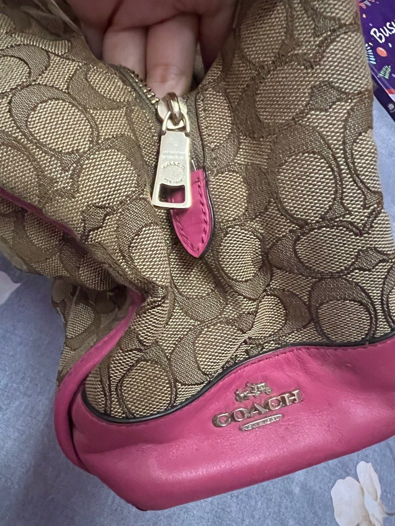 Coach Authentic (Category: Bags & Wallets) located in Ipoh. Submitted by amirazatty (Listing ID 1390893598, Image 1). Description: jarang pakai. ada kesan sebab lama simpan dalam almari tak pakai bukan kesan sebab pakai. nak pakai duit untuk sara hidup ibu tunggal bersama 4 orang anak. yang jaoh boleh consider untuk postage. harap ada yang sudi beli untuk bantu family saya.