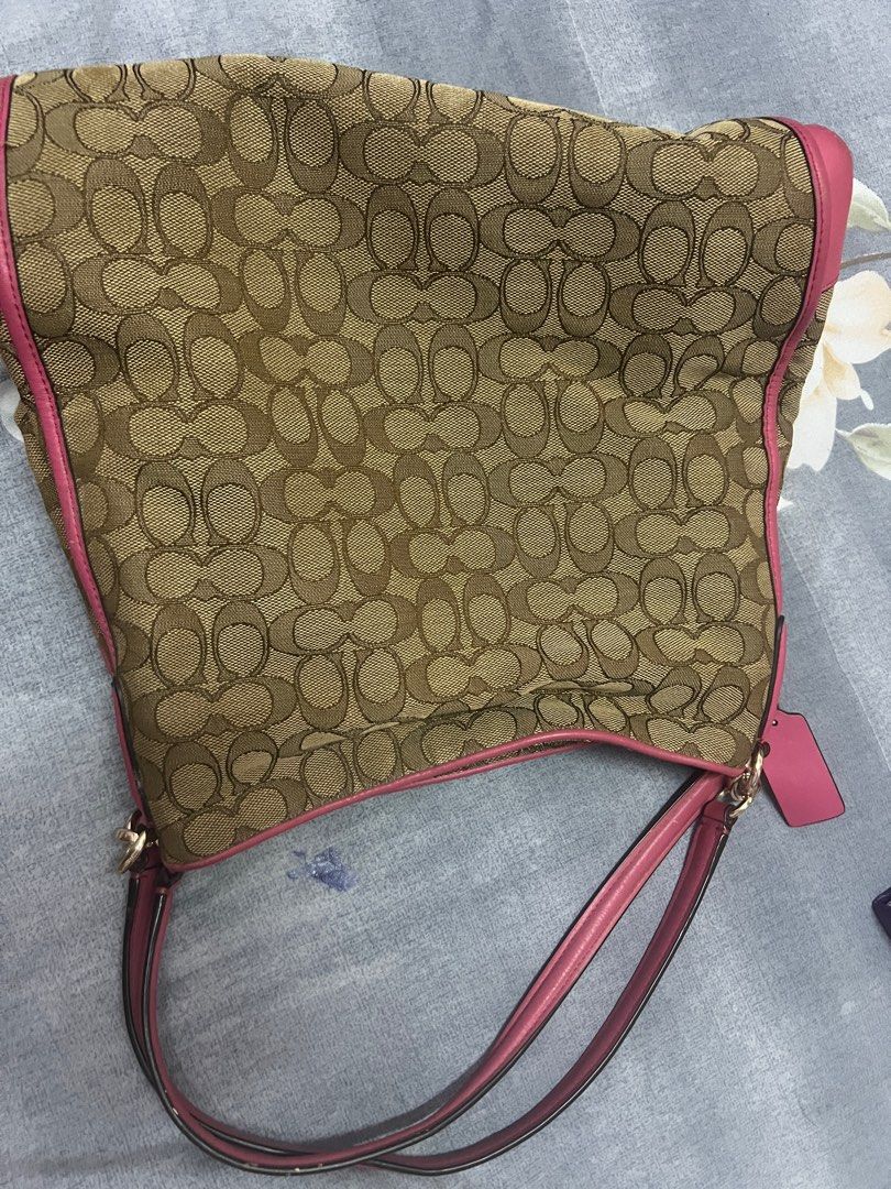 Coach Authentic (Category: Bags & Wallets) located in Ipoh. Submitted by amirazatty (Listing ID 1390893598, Image 3). Description: jarang pakai. ada kesan sebab lama simpan dalam almari tak pakai bukan kesan sebab pakai. nak pakai duit untuk sara hidup ibu tunggal bersama 4 orang anak. yang jaoh boleh consider untuk postage. harap ada yang sudi beli untuk bantu family saya.