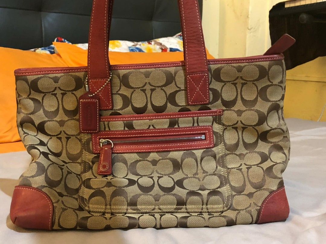 COACH signature canvas (6082) (Category: Luxury Bags & Wallets) located in Imus. Submitted by lovedbysolace (Listing ID 1390944223, Image 2). Description: material: jacquard canvas, leather condition: 10/10 model no. - No.L1J-6082 from japan.