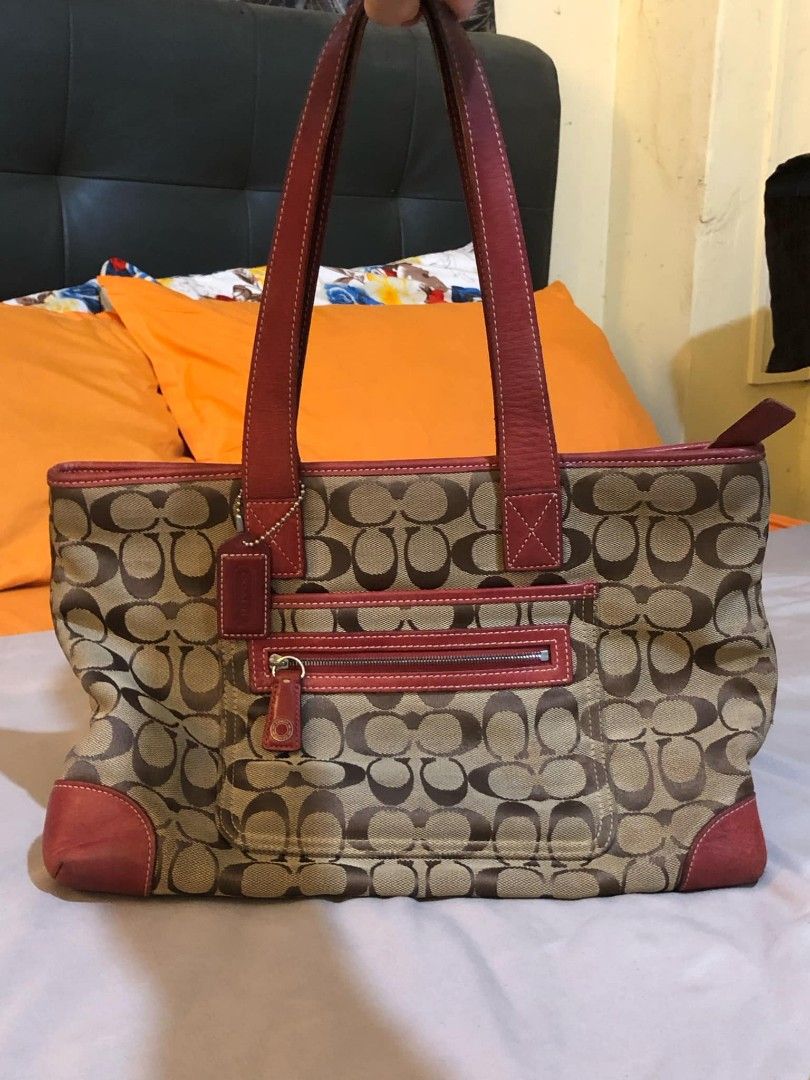 COACH signature canvas (6082) (Category: Luxury Bags & Wallets) located in Imus. Submitted by lovedbysolace (Listing ID 1390944223, Image 1). Description: material: jacquard canvas, leather condition: 10/10 model no. - No.L1J-6082 from japan.