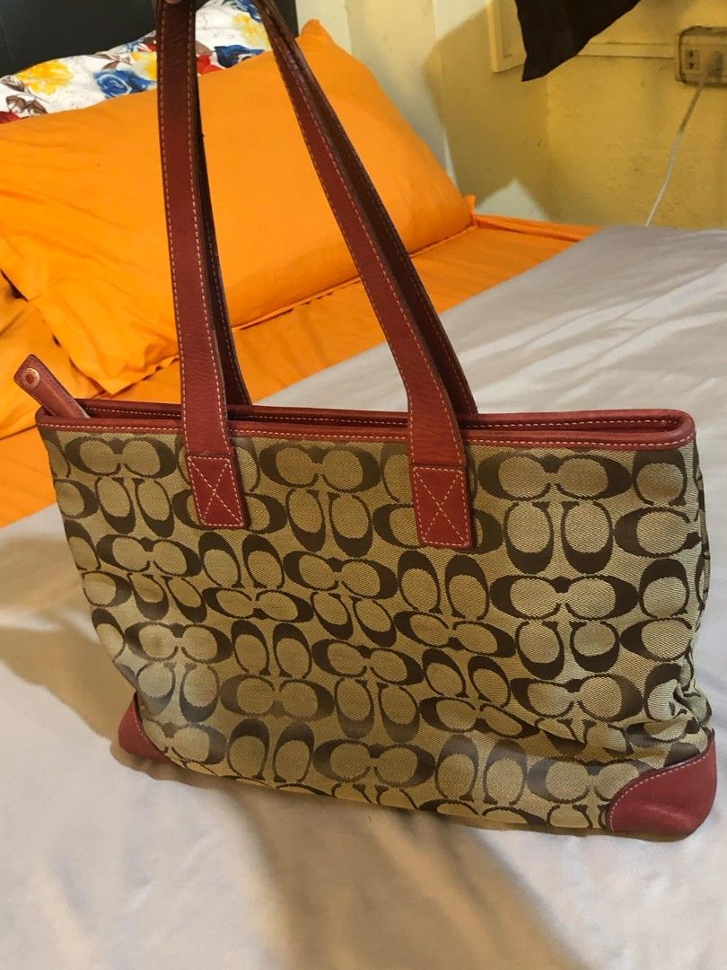 COACH signature canvas (6082) (Category: Luxury Bags & Wallets) located in Imus. Submitted by lovedbysolace (Listing ID 1390944223, Image 3). Description: material: jacquard canvas, leather condition: 10/10 model no. - No.L1J-6082 from japan.