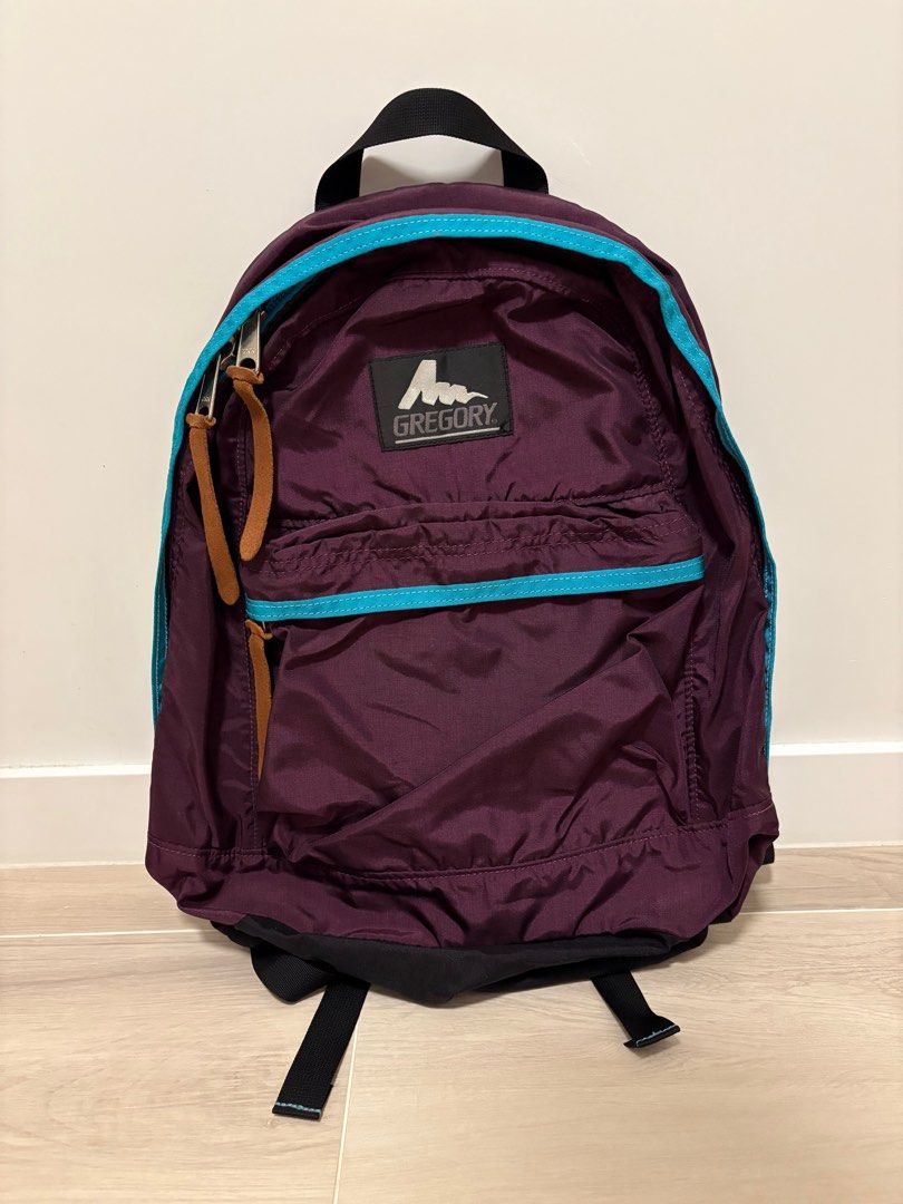 Gregory Backpack （分類：背包）位於 Hong Kong。 由 gwklai 提交（商品編號 1390917162，圖片 1）。簡介： - Deep purple exterior with teal blue trim - Front pocket and main compartment - Black base and straps - Black interior - Gregory logo on front。