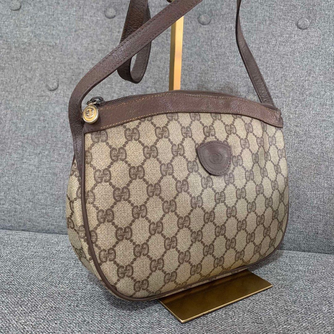 GUCCI VINTAGE SLING BAG (Category: Luxury Bags & Wallets) located in Madrid. Submitted by jhunaceee (Listing ID 1390956234, Image 3). Description: SIGN OF USED NO MAJOR FLAW NO LABAS PIPPING BAG ONLY .