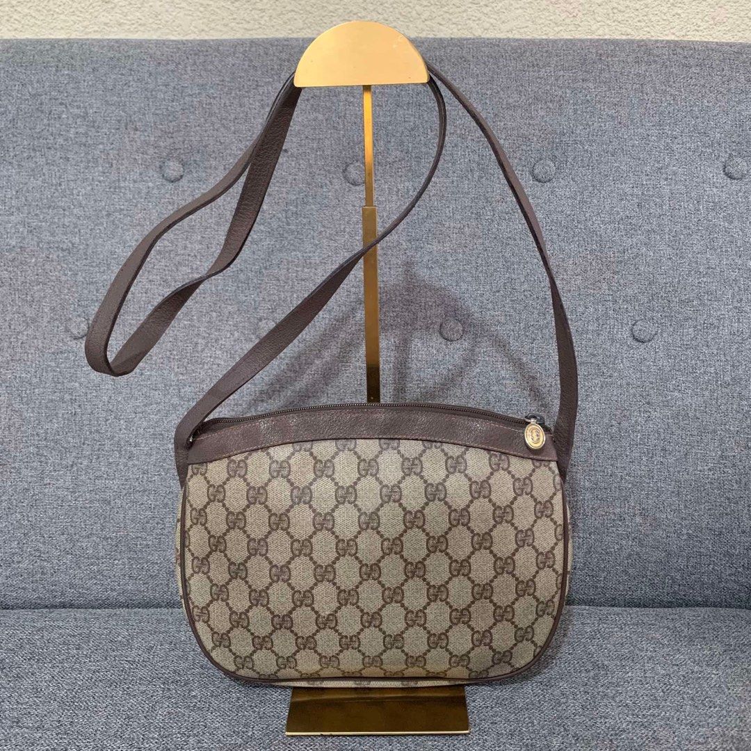 GUCCI VINTAGE SLING BAG (Category: Luxury Bags & Wallets) located in Madrid. Submitted by jhunaceee (Listing ID 1390956234, Image 2). Description: SIGN OF USED NO MAJOR FLAW NO LABAS PIPPING BAG ONLY .