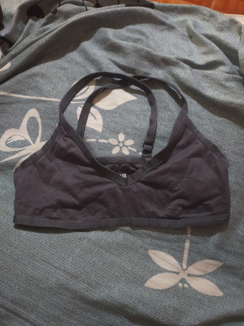 Gym shark (Category: Activewear) located in Mangaldan. Submitted by sumer21 (Listing ID 1390829581, Image 2). Description: Gymshark sports bra Size Medium No issue Excellent Condition 380+sf Location Pangasinan.