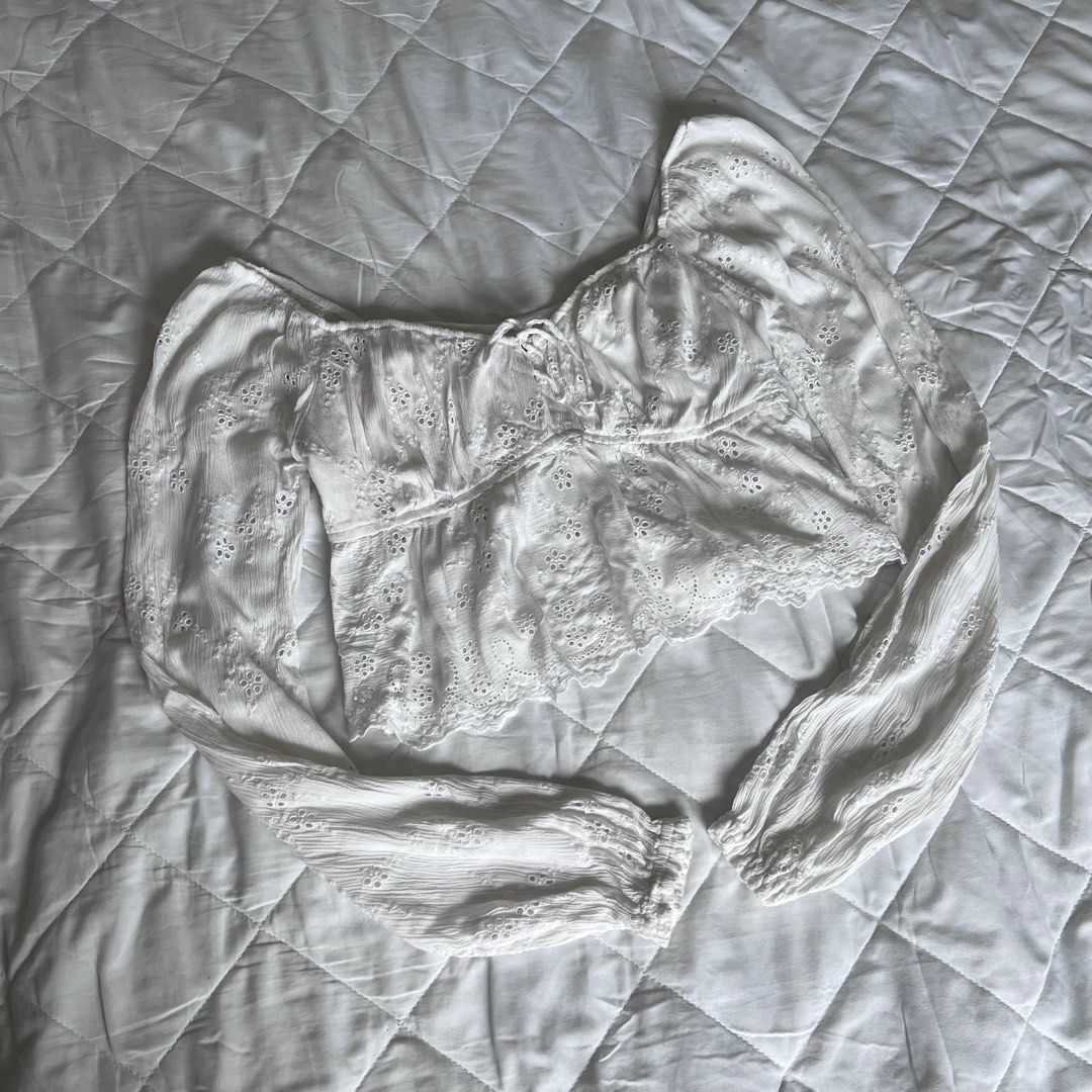 HOLLISTER Eyelet Top (Category: Longsleeves) located in Cagayan de Oro. Submitted by fitsnthings (Listing ID 1379493758, Image 1). Description: xs on tag 10/10 condition never been used but no tag na.
