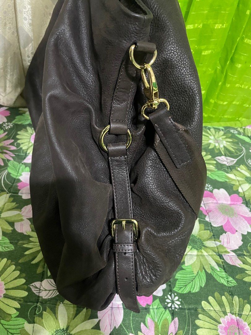 Rabeanco 2 way (Category: Luxury Bags & Wallets) located in Pasay City. Submitted by thethriftshopbyme (Listing ID 1390792197, Image 3). Description: Ukay source Genuine leather Gold hardware Gandaaa pa neto XL can fit laptop.
