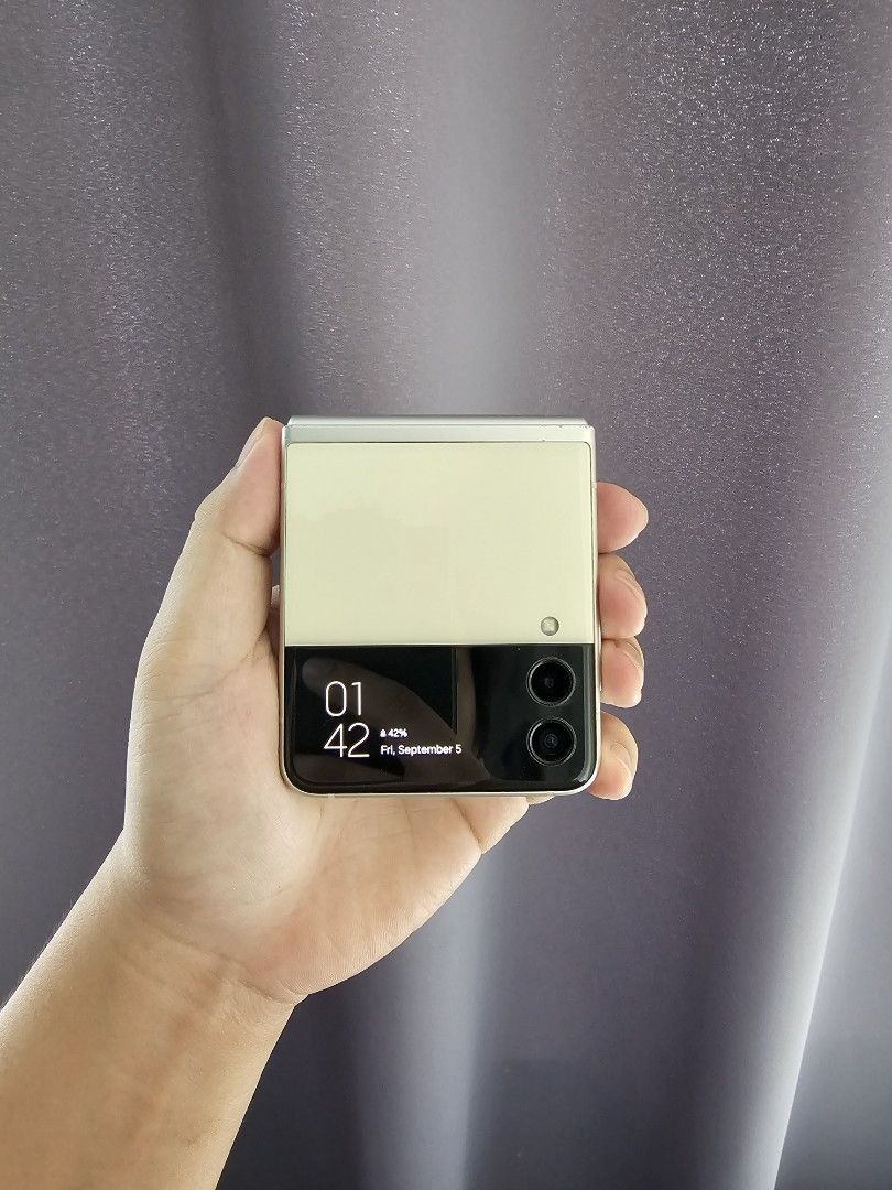 Samsung Galaxy Z Flip 3 (Category: Samsung) located in Caloocan City. Submitted by ladymishil21 (Listing ID 1390833058, Image 3). Description: Available ulit👇 COD COD Samsung Galaxy Z Flip3 5G — 256GB ₱13,600only • 99% Smooth • Pre loved • 101% Original / Authentic • No issues, no defects • Openline to all networks • Test all u want SPECS 6.7 inch Single sim Foldable Dynamic AMOLED 2X Android 12 256gb internal 8gb memory Snapdragon 888 5G Adreno