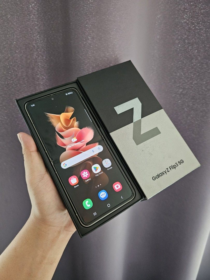 Samsung Galaxy Z Flip 3 (Category: Samsung) located in Caloocan City. Submitted by ladymishil21 (Listing ID 1390833058, Image 2). Description: Available ulit👇 COD COD Samsung Galaxy Z Flip3 5G — 256GB ₱13,600only • 99% Smooth • Pre loved • 101% Original / Authentic • No issues, no defects • Openline to all networks • Test all u want SPECS 6.7 inch Single sim Foldable Dynamic AMOLED 2X Android 12 256gb internal 8gb memory Snapdragon 888 5G Adreno