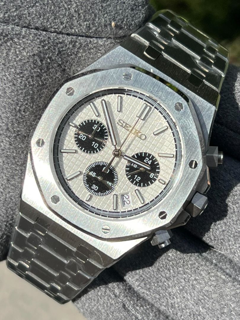 Seiko Mods (Royal Oak Chrono) (Category: Luxury Watches) located in Valenzuela. Submitted by jedmiguel (Listing ID 1390825723, Image 3). Description: Seiko Mods Royal Oak Chrono Black Silver Black Green Blue Silver For only PHP 7000 Brandnew & Original • Complete links • Comes with box, paperbag & card ✅ can do shipping ✅ COD OR COP VIA LBC ✅ meetup near me PM for more details Valenzuela/South Caloocan Area DISCLAIMER: We are not affiliated, asso