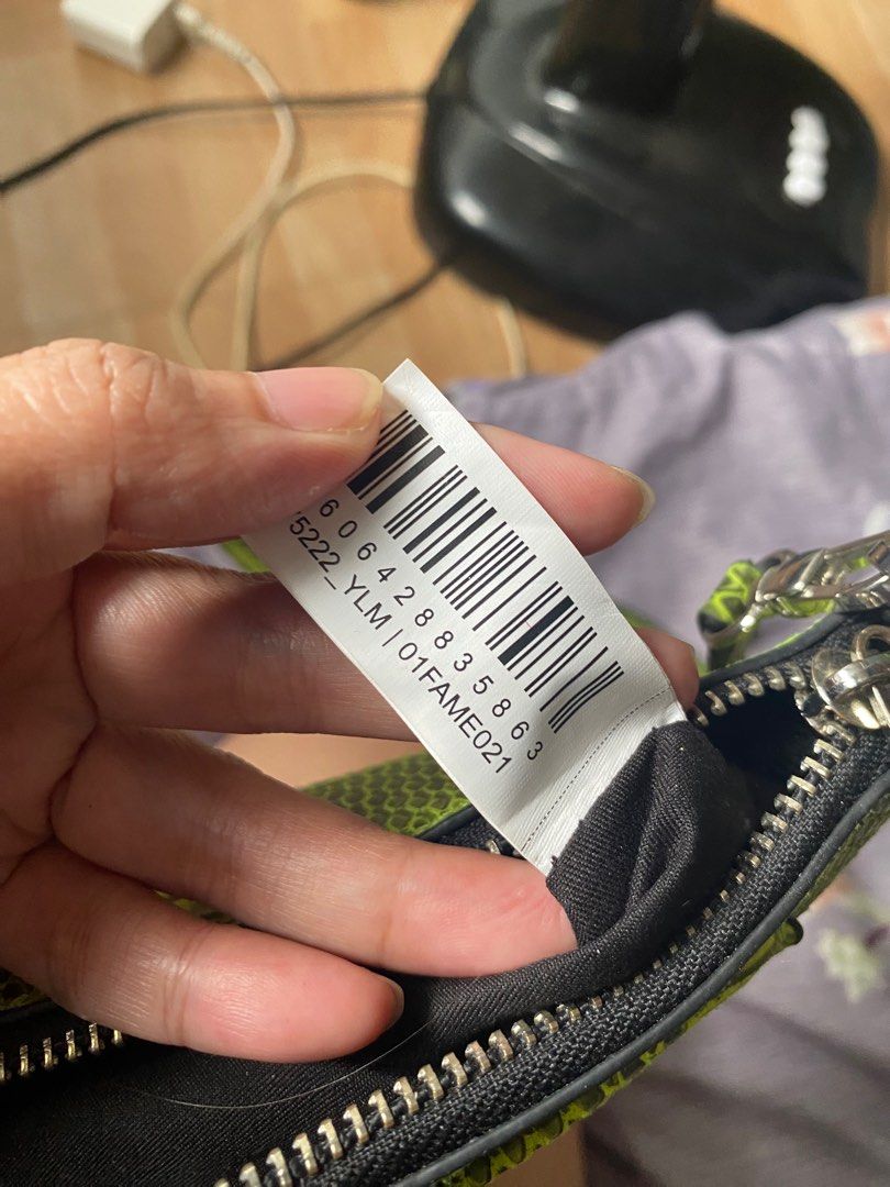 SHOULDER BAG (Category: Shoulder Bags) located in Las Pinas. Submitted by vasthawk_eee147 (Listing ID 1390823070, Image 3). Description: GOODCONDITION no issues Ready to use Pickup in my location Talon 5 LasPiñas city .