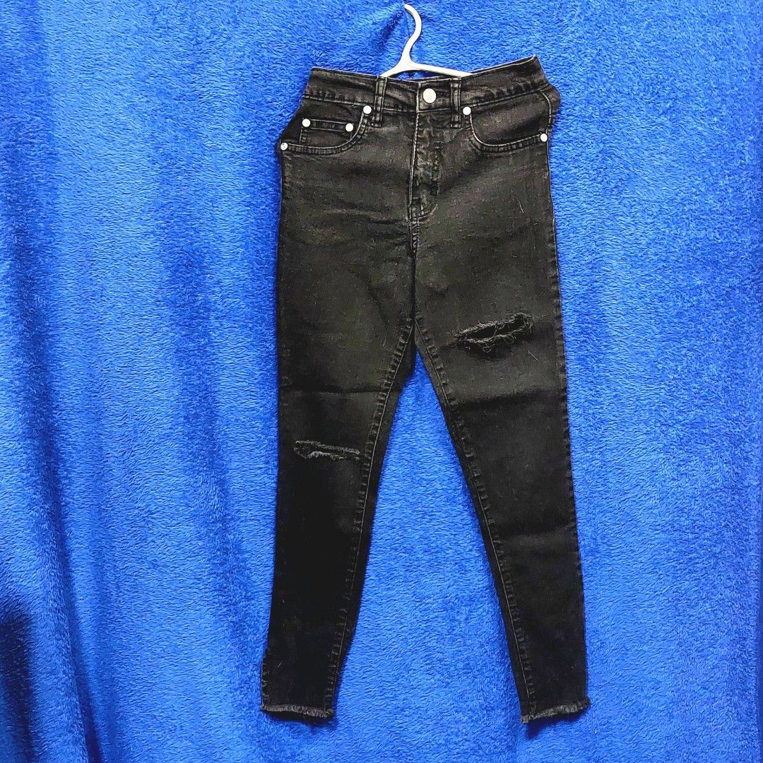 Next Black Skinny Ripped Jeans (Category: Jeans) located in Quezon City. Submitted by declutterbyyve (Listing ID 1390959692, Image 1). Description: ❣️ Size 23-24 📍Colors may vary due to lighting. 📍What you see is what you get. 📍Feel free to message me if you have any questions. 📍ALSO, NO WHEN WORN!.