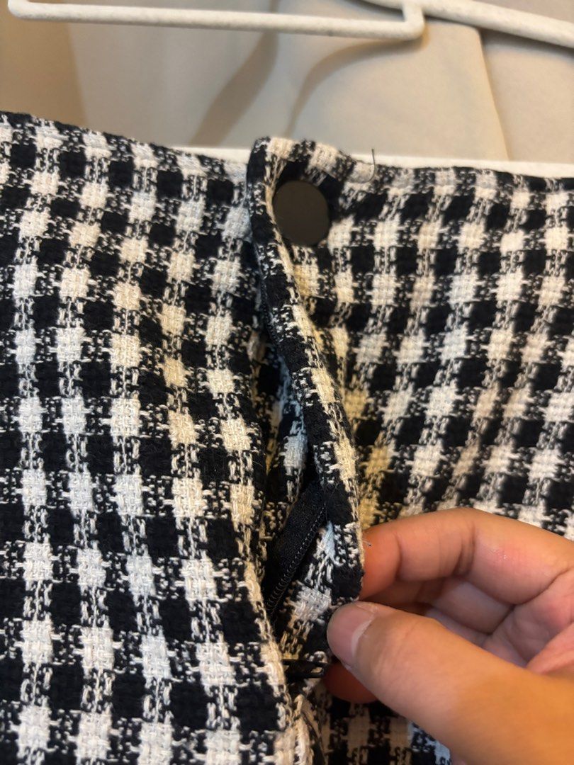 Zara b&w tweed skirt (Category: Skirts) located in San Juan City. Submitted by mrbbs (Listing ID 1390937579, Image 3). Description: No issues, slightly used measurements Waist 15” length 15”.
