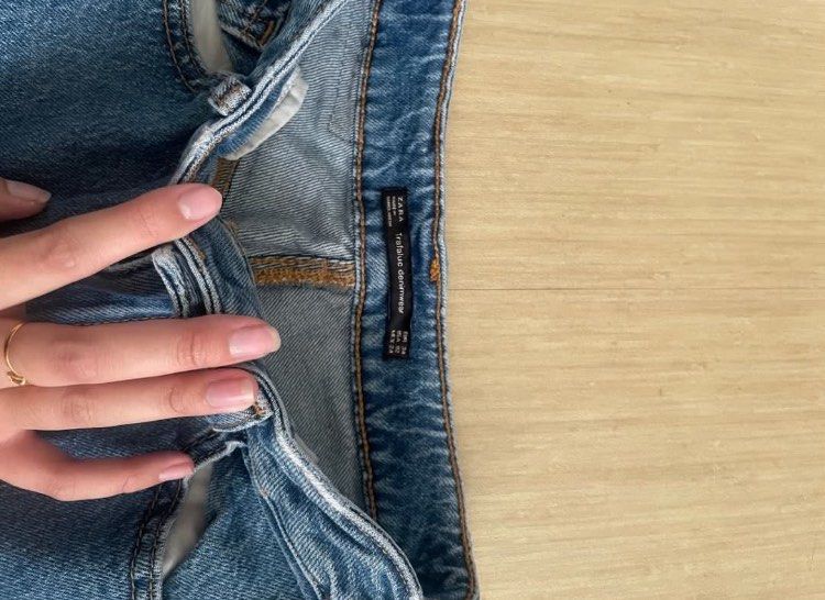 Zara Mom Jeans (Size 24) (Category: Jeans) located in Bacoor. Submitted by rainfinds (Listing ID 1390881187, Image 3). Description: Lightly used, no flaws! 10/10 in both color and condition. Perfect for daily wear and easy to style. ✨ Size: Fits 24–25 waistline RFS: A bit big on me .