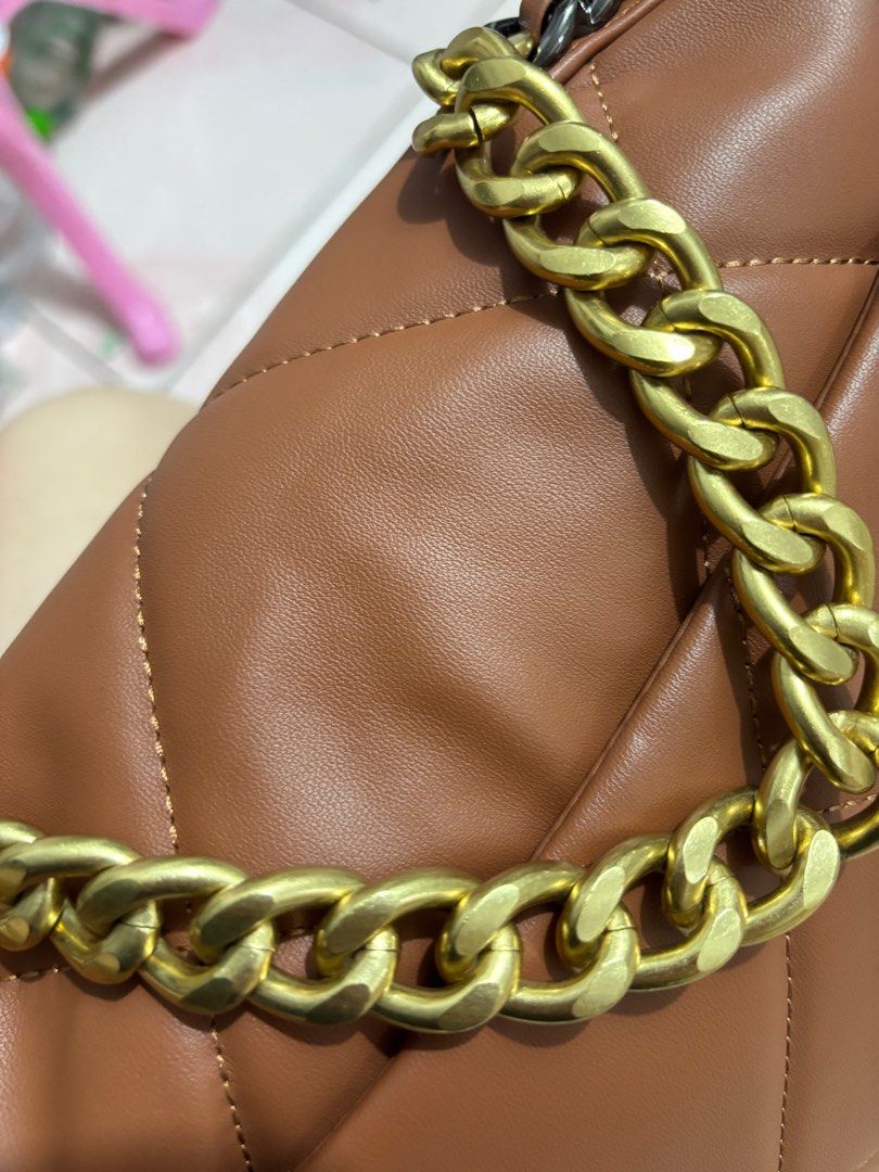 2way sling bag cc (Category: Luxury Bags & Wallets) located in Rizal. Submitted by riri.rarapreloved (Listing ID 1391088881, Image 3). Description: preloved bags ganda.