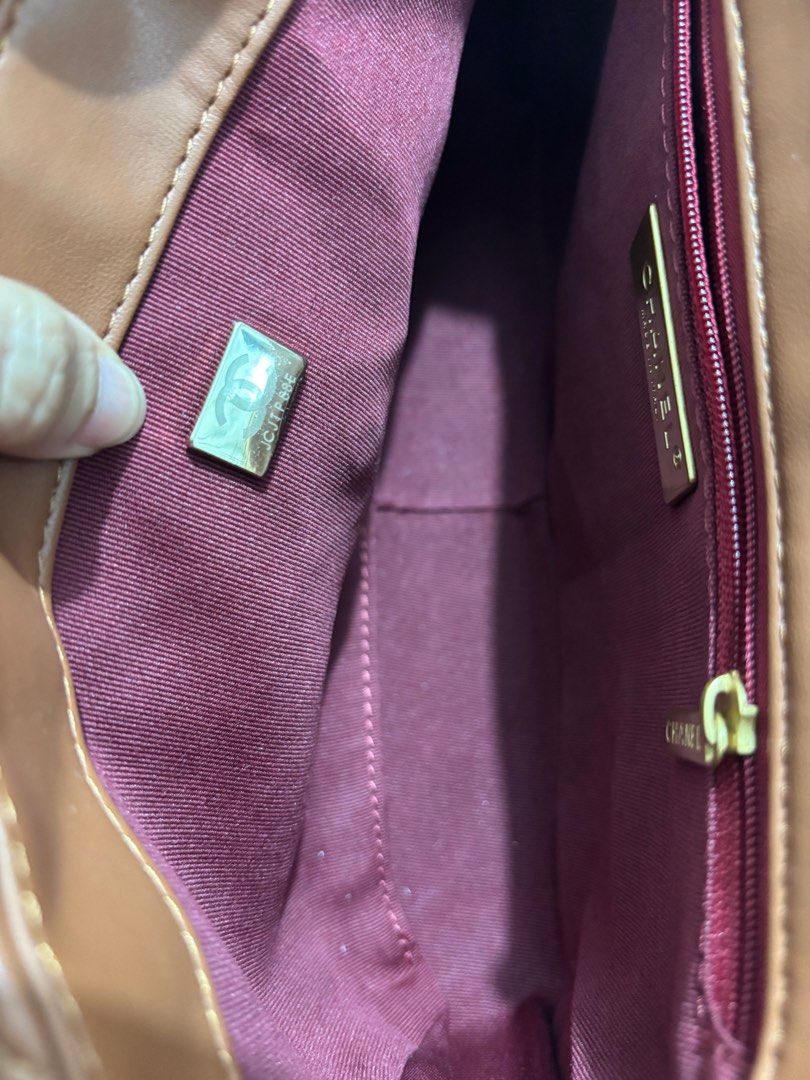 2way sling bag cc (Category: Luxury Bags & Wallets) located in Rizal. Submitted by riri.rarapreloved (Listing ID 1391088881, Image 2). Description: preloved bags ganda.